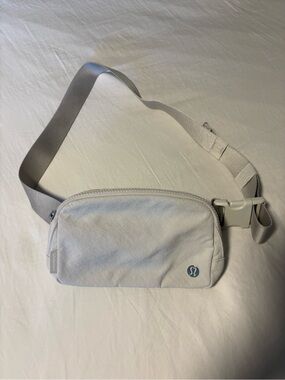 Lululemon Everywhere Belt Bag *1L - Bone Colour
